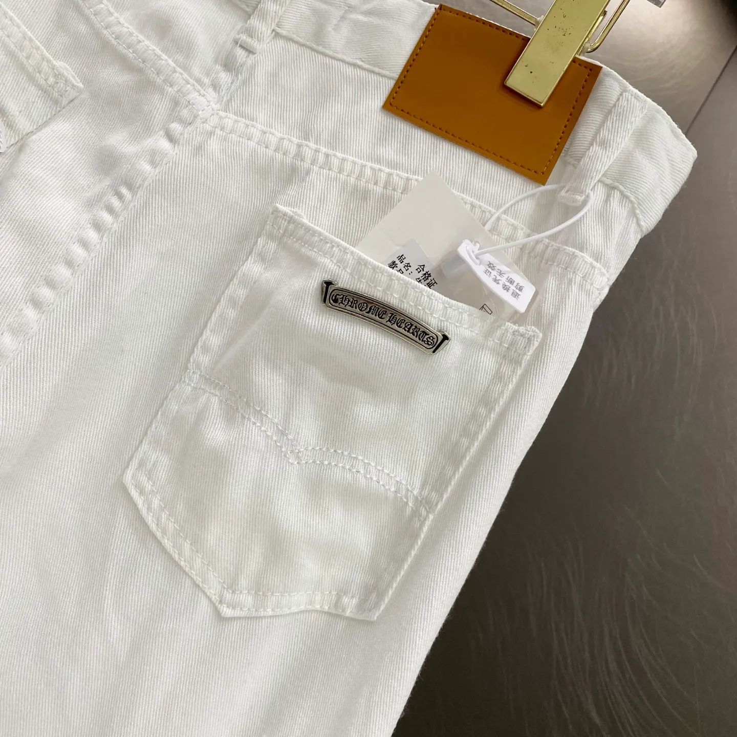130 Chrome Hearts CH White ， Premium 。 ， 。 ， Cowhide Leather ， Retro 。White ， ， ， ， Same Style， ！ ： ： Black ， Black ， Black Martin Boots。 Silver ， ， 。 ： White T ， ， White Sneakers。 ， 、 。 ： Black ， ， Black Shoes。 Black ， ， ：White Size：M~3XL